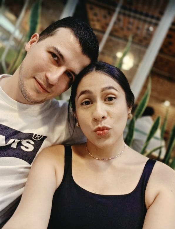 Selfie de Daniela y Anderson, ella lanzando un beso