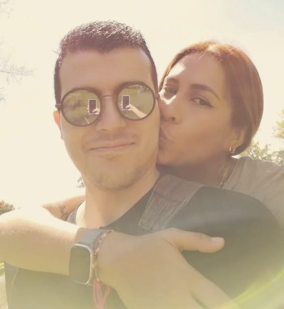 Daniela abraza a Anderson y le da un beso en la mejilla