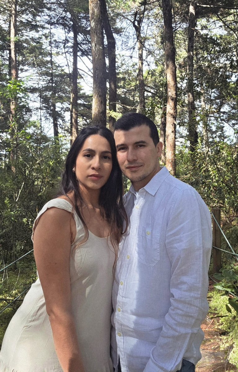 Daniela y Anderson juntos en el bosque